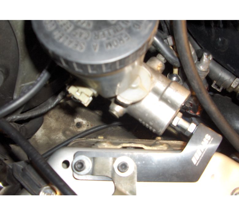 32 AMS BRAKE MASTER CYLINDER BRACE RHD 32